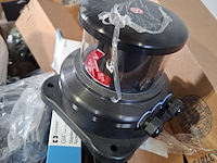 Diverse onderdelen, helmen en garage inventaris - afbeelding 7 van  7