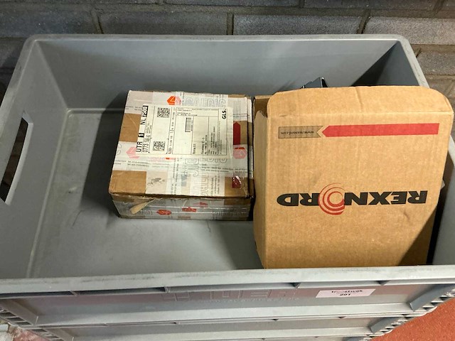 Diverse onderdelen in krat (6x) - afbeelding 2 van  9