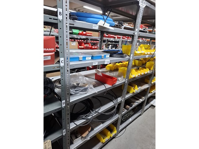 Diverse onderdelen o.a. pneumatiek o.a. case en kuhn - afbeelding 1 van  7