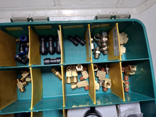Diverse onderdelen o.a. pneumatiek - afbeelding 13 van  28