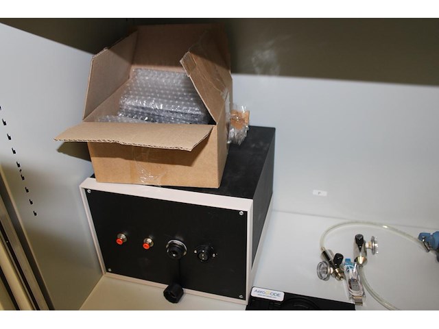 Diverse onderdelen t.b.v. testopstellingen/ prototypes in kast wo diodes en chips. - afbeelding 6 van  14