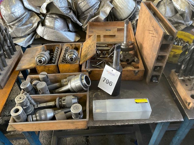 Diverse onderdelen voor frees en boormachine - afbeelding 1 van  7