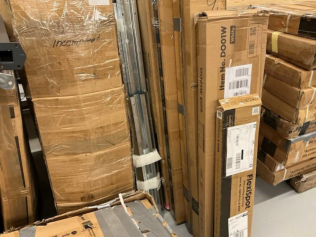 Diverse onderdelen voor stellingen, trampoline, stoelen enz - afbeelding 1 van  2