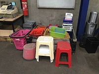 Diverse opbergbakken en opstapjes