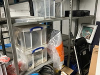 Diverse opgeslagen apparatuur en kerstversiering - afbeelding 3 van  12