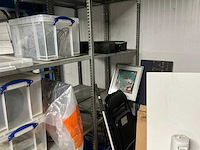 Diverse opgeslagen apparatuur en kerstversiering - afbeelding 4 van  12