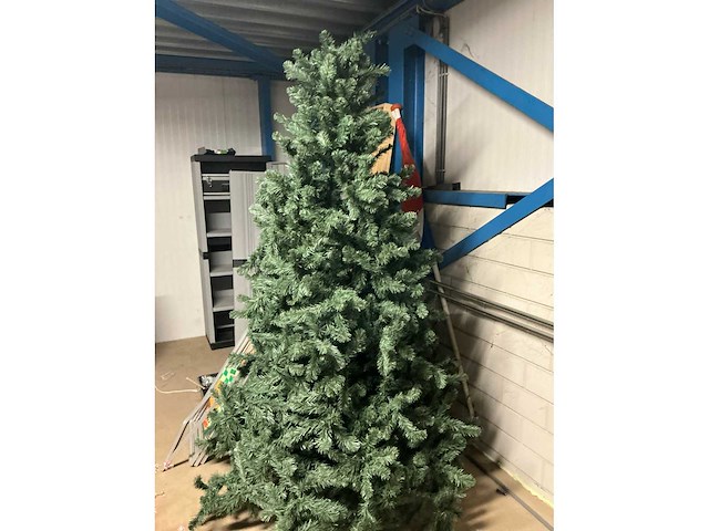 Diverse opgeslagen apparatuur en kerstversiering - afbeelding 12 van  12