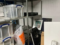 Diverse opgeslagen apparatuur en kerstversiering - afbeelding 4 van  12