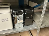 Diverse opgeslagen apparatuur en kerstversiering - afbeelding 6 van  12