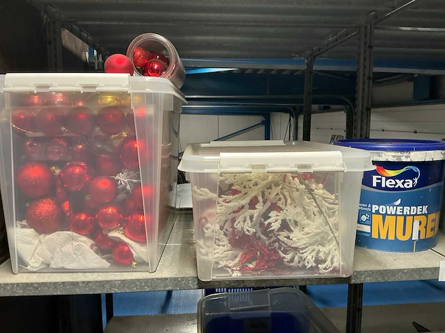 Diverse opgeslagen apparatuur en kerstversiering - afbeelding 9 van  12
