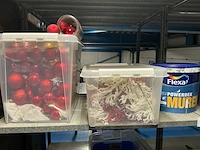 Diverse opgeslagen apparatuur en kerstversiering - afbeelding 9 van  12