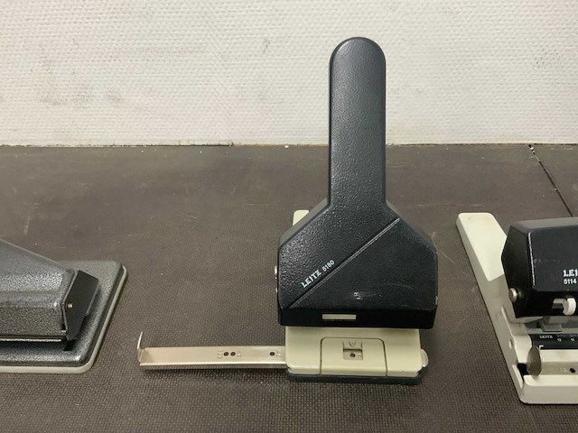 Diverse papier snij apparaten en perforators (7x) - afbeelding 2 van  12