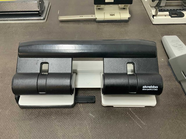 Diverse papier snij apparaten en perforators (7x) - afbeelding 3 van  12