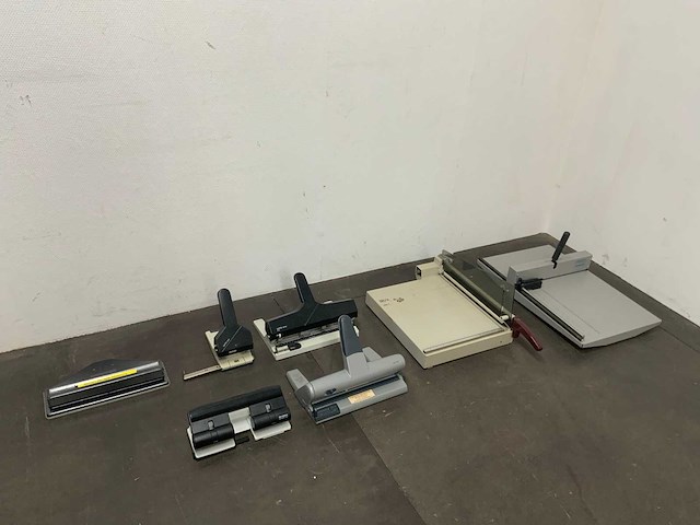 Diverse papier snij apparaten en perforators (7x) - afbeelding 1 van  12