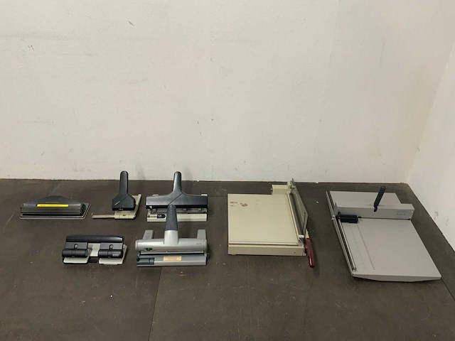 Diverse papier snij apparaten en perforators (7x) - afbeelding 5 van  12