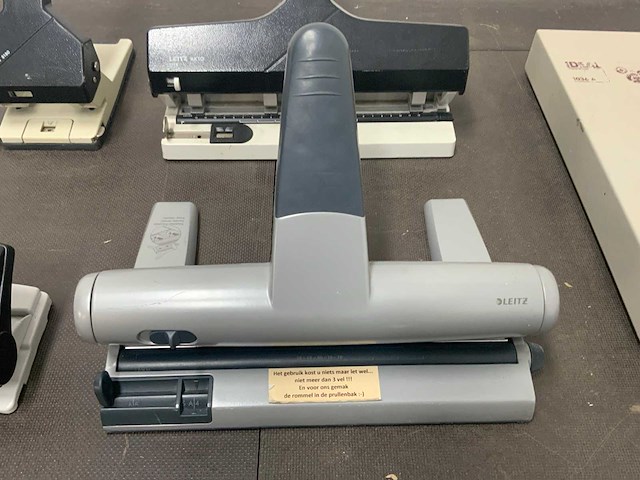 Diverse papier snij apparaten en perforators (7x) - afbeelding 11 van  12