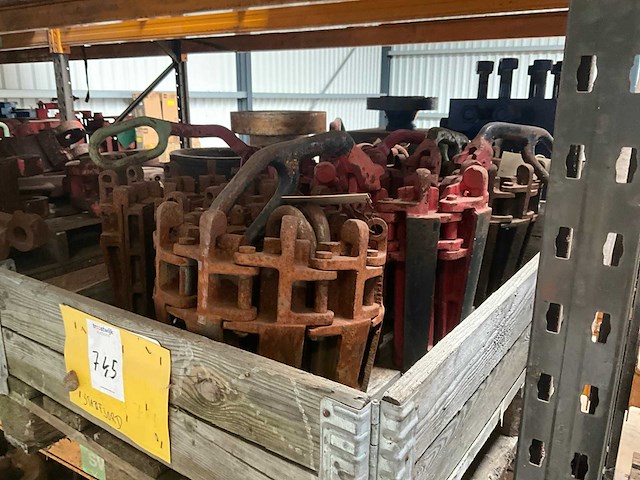 Diverse pijpklemmen "slips" - afbeelding 1 van  4