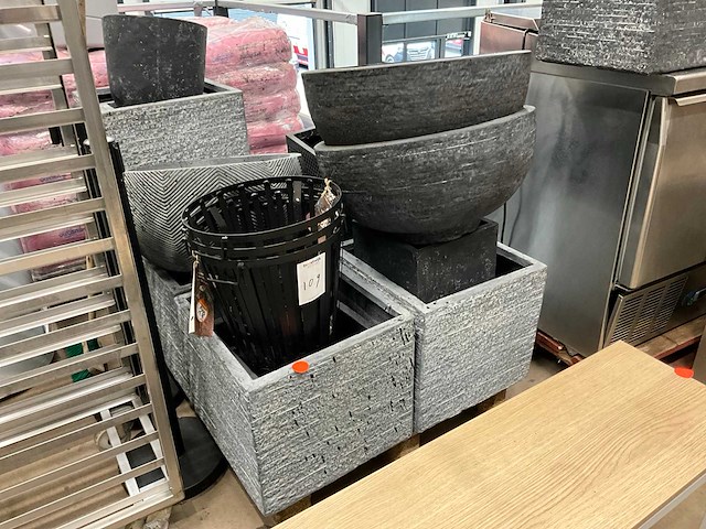 Diverse plantenbakken en vuurkorven - afbeelding 1 van  6