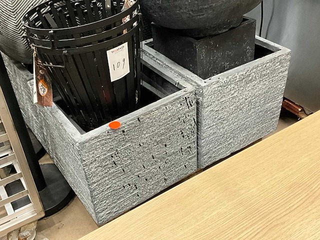 Diverse plantenbakken en vuurkorven - afbeelding 2 van  6