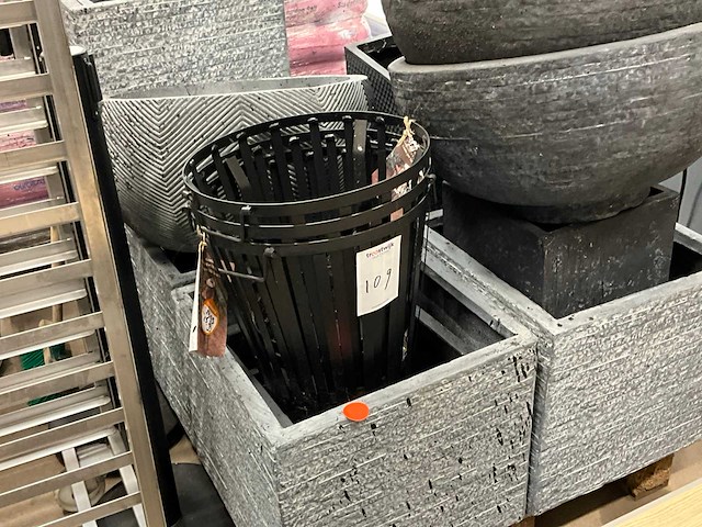 Diverse plantenbakken en vuurkorven - afbeelding 3 van  6