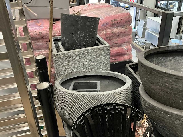 Diverse plantenbakken en vuurkorven - afbeelding 5 van  6