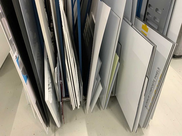 Diverse platen met stalen rek - afbeelding 2 van  12