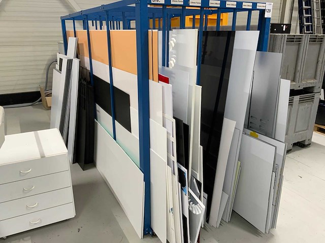 Diverse platen met stalen rek - afbeelding 6 van  12