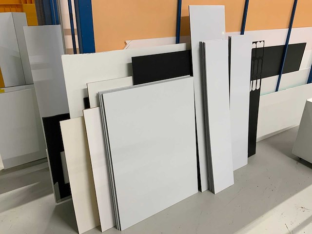 Diverse platen met stalen rek - afbeelding 9 van  12