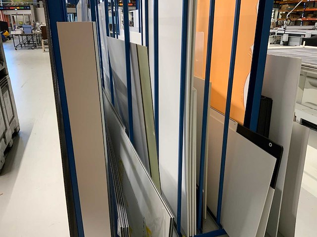 Diverse platen met stalen rek - afbeelding 12 van  12