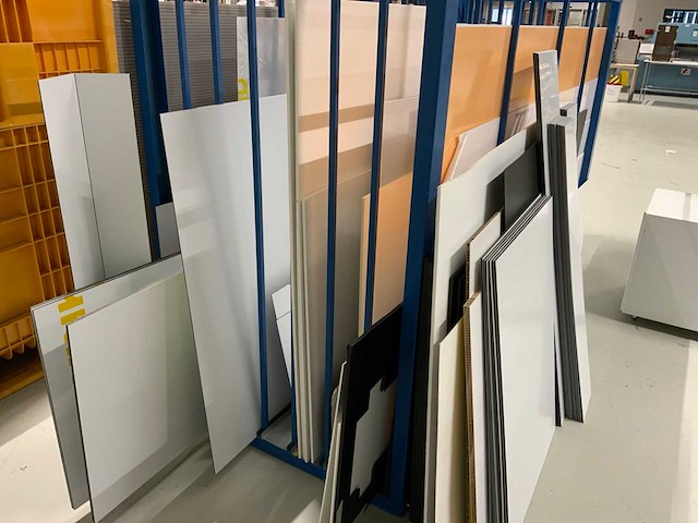 Diverse platen met stalen rek - afbeelding 5 van  5