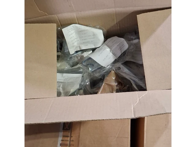Diverse pluggen, ijzerwaren en onderdelen, o.a fisher - afbeelding 5 van  5