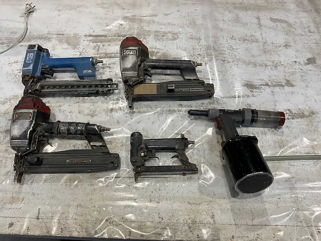 Diverse pneumatische gereedschappen - afbeelding 1 van  6