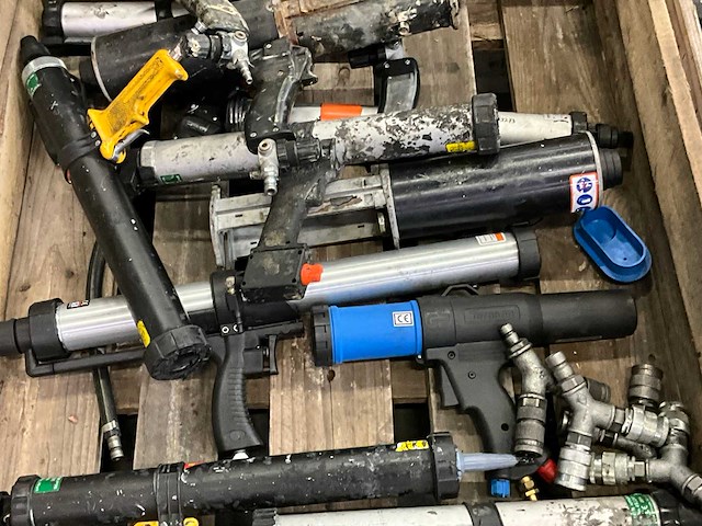 Diverse pneumatische lijm- en kitspuiten (14x) - afbeelding 4 van  5