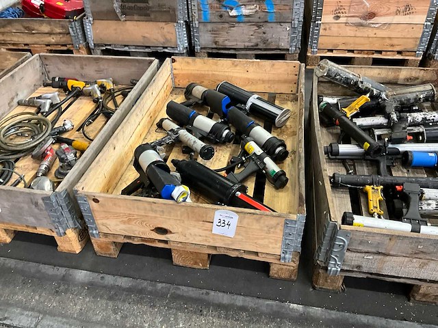 Diverse pneumatische lijm- en kitspuiten (9x) - afbeelding 1 van  5