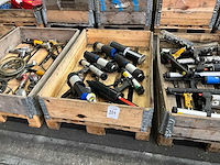 Diverse pneumatische lijm- en kitspuiten (9x) - afbeelding 1 van  5
