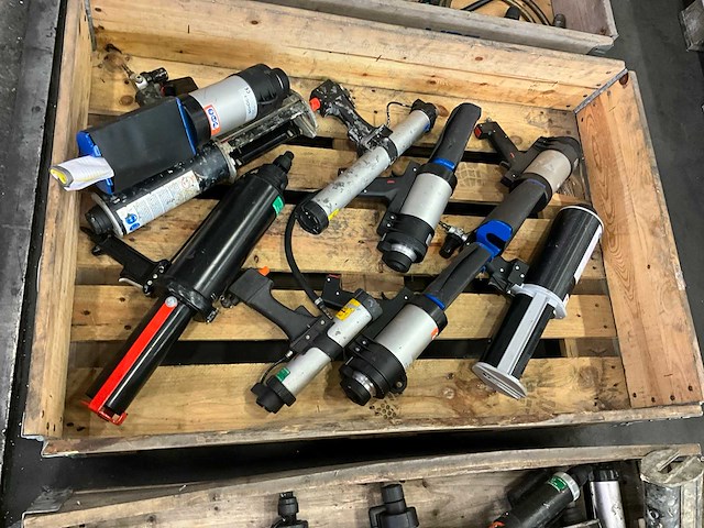 Diverse pneumatische lijm- en kitspuiten (9x) - afbeelding 2 van  5