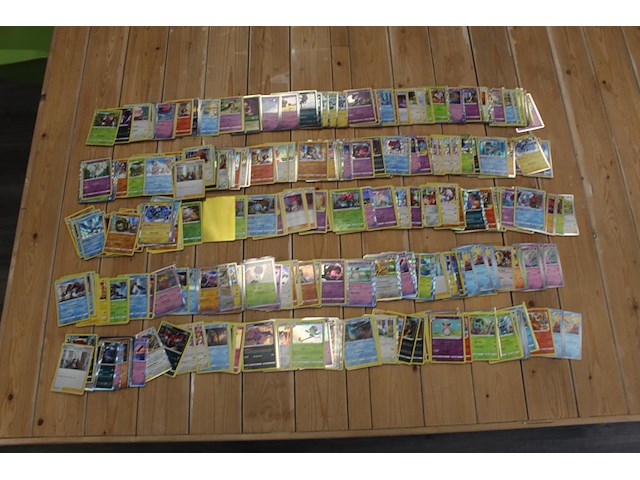 Diverse pokemon en disney kaarten w.o. collecties scarlet & violet, sword & shield en sun & moon. onderdeel van combinatiekavel kavels p001 t/m p051 combinatiekavel - afbeelding 7 van  12