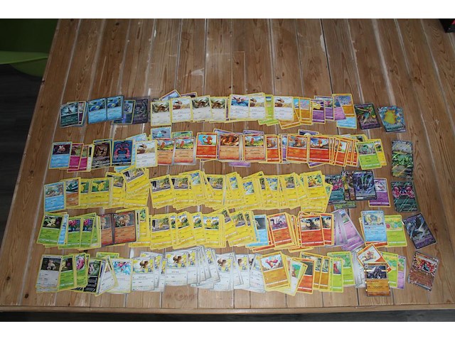 Diverse pokemon en disney kaarten w.o. collecties scarlet & violet, sword & shield en sun & moon. onderdeel van combinatiekavel kavels p001 t/m p051 combinatiekavel - afbeelding 9 van  12
