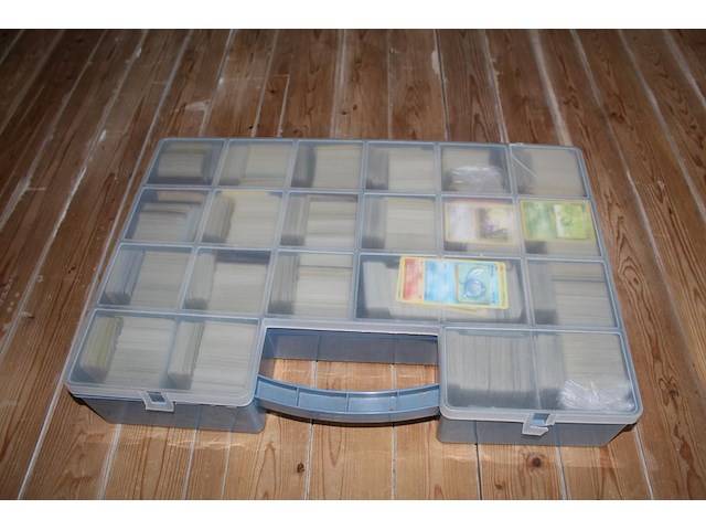 Diverse pokemon kaarten in bak base set onderdeel van combinatiekavel kavels p001 t/m p051 combinatiekavel - afbeelding 1 van  4
