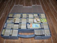 Diverse pokemon kaarten in bak base set onderdeel van combinatiekavel kavels p001 t/m p051 combinatiekavel - afbeelding 2 van  4