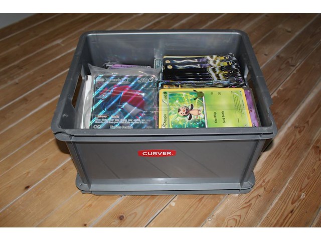 Diverse pokemon kaarten in bank met jumbo formaat kaarten. onderdeel van combinatiekavel kavels p001 t/m p051 combinatiekavel - afbeelding 1 van  2