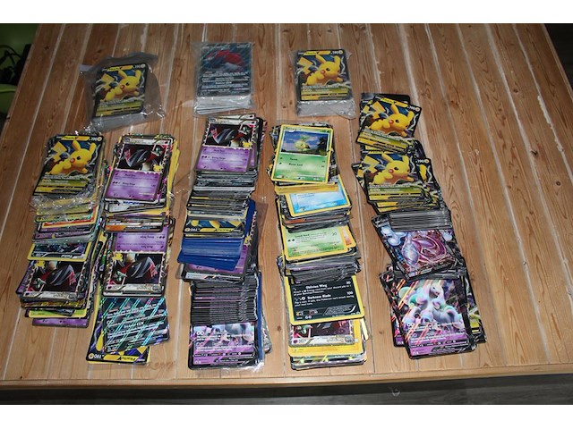 Diverse pokemon kaarten in bank met jumbo formaat kaarten. onderdeel van combinatiekavel kavels p001 t/m p051 combinatiekavel - afbeelding 2 van  2