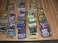 Diverse pokemon kaarten in bank met jumbo formaat kaarten. onderdeel van combinatiekavel kavels p001 t/m p051 combinatiekavel - afbeelding 2 van  2