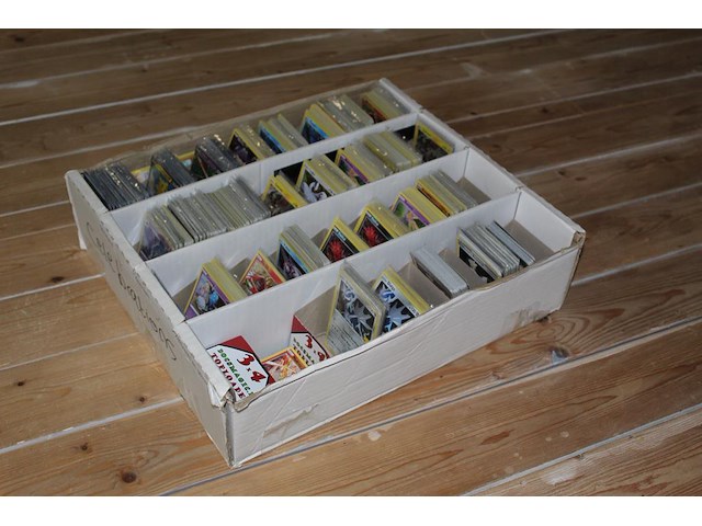 Diverse pokemon kaarten in doos w.o. collectie 25th anniversary celebration. onderdeel van combinatiekavel kavels p001 t/m p051 combinatiekavel - afbeelding 2 van  3