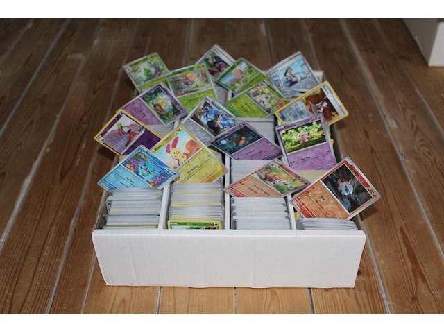 Diverse pokemon kaarten in doos w.o. collectie scarlet & violet. onderdeel van combinatiekavel kavels p001 t/m p051 combinatiekavel - afbeelding 1 van  4
