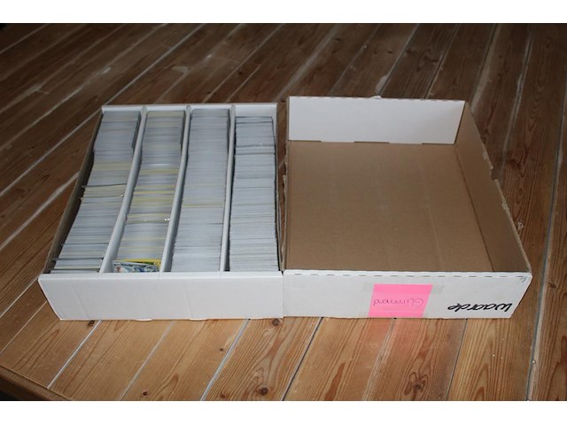 Diverse pokemon kaarten in doos w.o. collectie scarlet & violet. onderdeel van combinatiekavel kavels p001 t/m p051 combinatiekavel - afbeelding 2 van  4