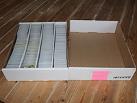 Diverse pokemon kaarten in doos w.o. collectie scarlet & violet. onderdeel van combinatiekavel kavels p001 t/m p051 combinatiekavel - afbeelding 2 van  4