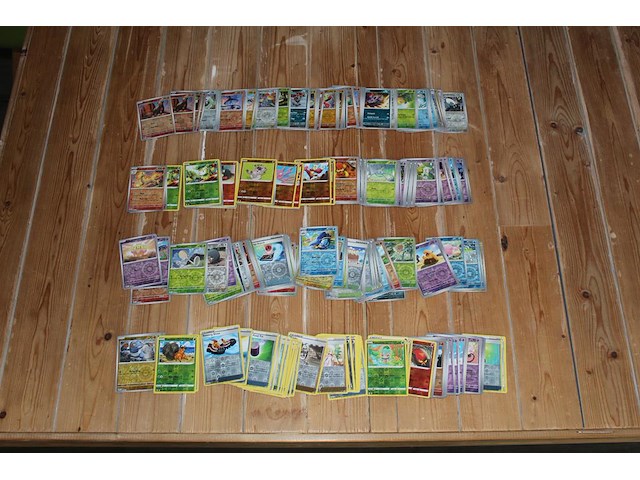Diverse pokemon kaarten in doos w.o. collectie scarlet & violet. onderdeel van combinatiekavel kavels p001 t/m p051 combinatiekavel - afbeelding 3 van  4