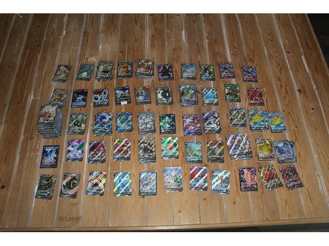 Diverse pokemon kaarten in doos w.o. collectie sword & shield. onderdeel van combinatiekavel kavels p001 t/m p051 combinatiekavel - afbeelding 2 van  3