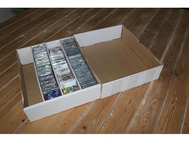 Diverse pokemon kaarten in doos w.o. collectie sword & shield. onderdeel van combinatiekavel kavels p001 t/m p051 combinatiekavel - afbeelding 1 van  5